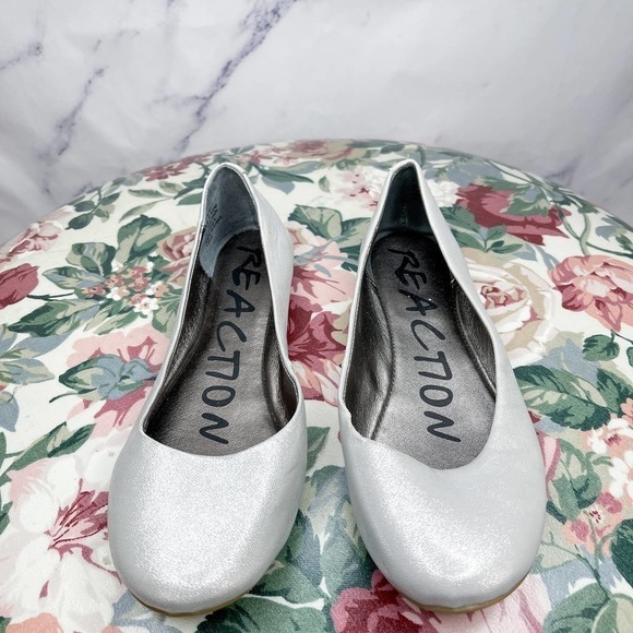 Kenneth Cole REACTION | Slip On By Silver Shimmer Flats | Sz 6.5 - Picture 2 of 13